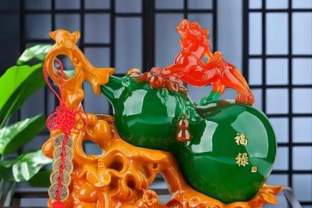 正对大门玄关怎么选方位，正对大门的玄关放什么摆件？