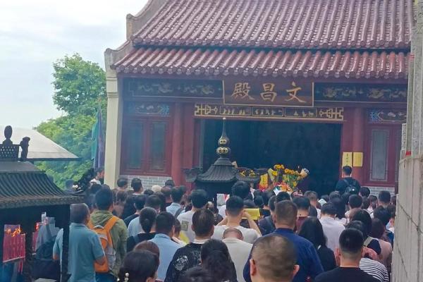 去寺庙求神拜哪个灵签