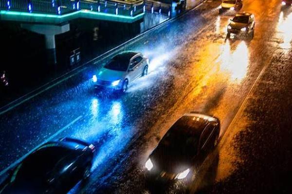 梦见下雨的吉凶财方位
