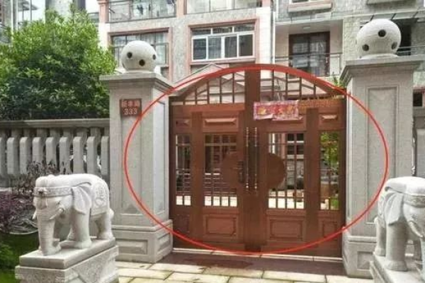 风水大师的_为什么门前要放把刀
