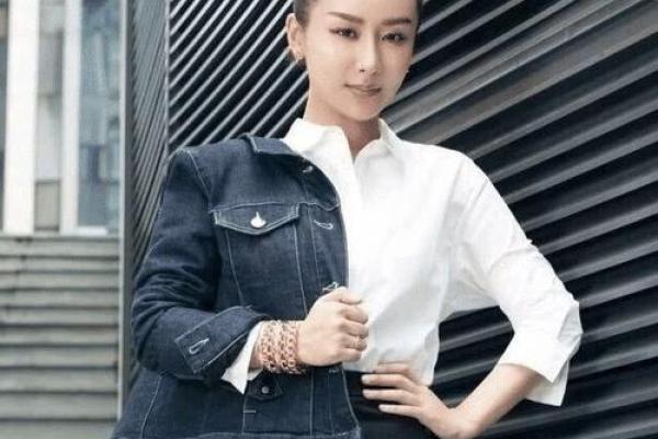 杨紫突破自我尝试新风格，把头发扎成“窜天猴”，八字眉瞬间黑化