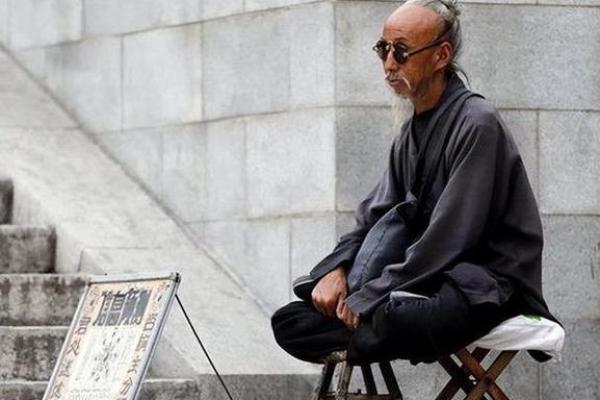 算命先生的准确性：真实还是虚构？