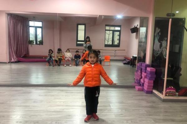 八字步女生 八字步女生