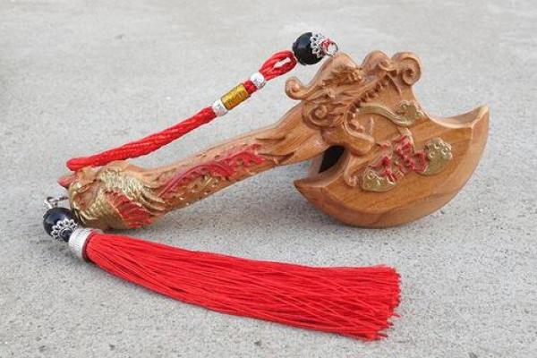 斧头风水作用及忌讳桃木斧子放在家里哪好 斧头风水作用及忌讳桃木斧子放在家里哪好