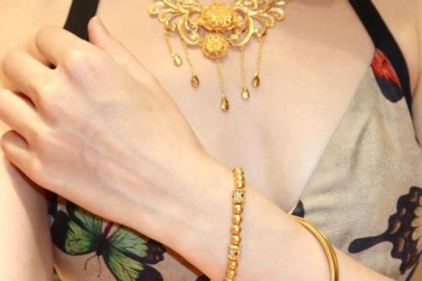 八字水多的女性适合佩戴哪些首饰呢 八字水多的女性适合佩戴哪些首饰呢