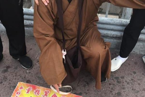 僧人街边算命的是谁 僧人街边算命的是谁