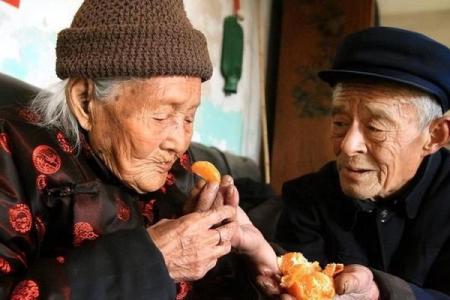 一双儿女不赡养老人，算命先生断定捡来的小儿子会报答老人